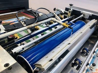 Máquina automática para revestimento UV, SGZ-II-1200 (máquina envernizadora UV)