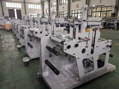 Máquina de corte longitudinal de rotulas com estação rotativa