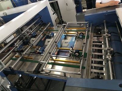 Máquina de gravação em relevo para papelão automática