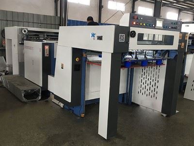 Máquina de gravação em relevo para papelão automática